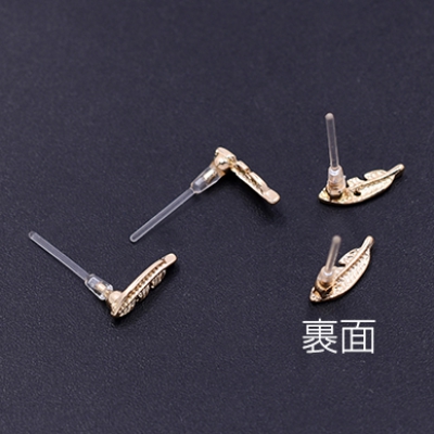 樹脂ピアス 羽 3×10mm クリア/ゴールド【4ヶ】