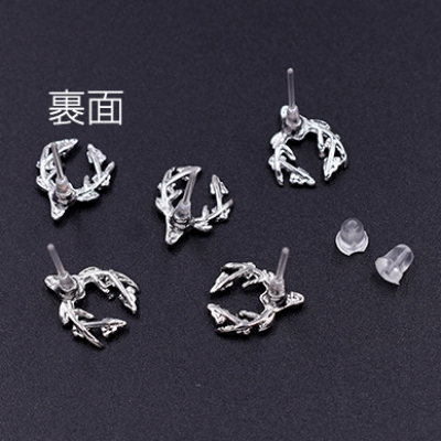 樹脂ピアス 鹿 10×12mm クリア/ロジウム【4ヶ】