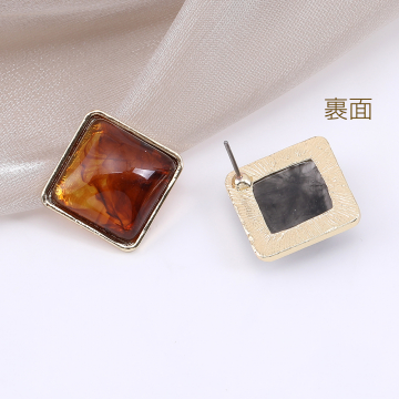 デザインチタンピアス 菱形 樹脂貼り 18×18mm ゴールド【4ヶ】