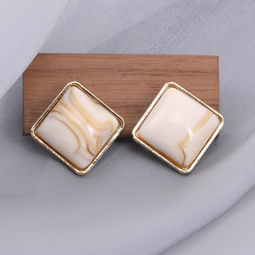 デザインチタンピアス 菱形 樹脂貼り 18×18mm ゴールド【4ヶ】
