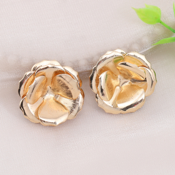 デザインポストピアス 3連三弁花 28×28mm ゴールド（4ヶ）