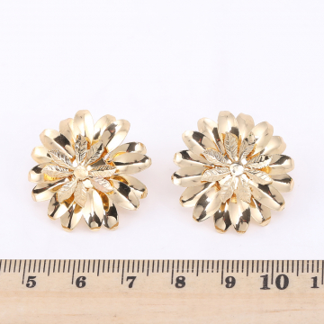 デザインポストピアス 菊 25×25mm ゴールド（4ヶ）