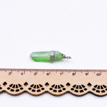 天然石チャーム 不規則カット  1カン グリーンクリスタル 34x10mm ロジウム (1ヶ）
