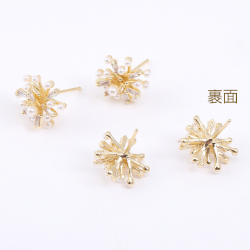 高品質デザインピアス 雪花型 ジルコニア＆パール付き 13×14mm ゴールド（2ヶ）