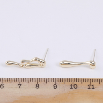 高品質デザインピアス 不規則型 5×22mm ライトゴールド（1ペア）