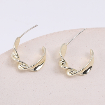 高品質デザインピアス ツイストフープ 5×15mm ライトゴールド（2ヶ）