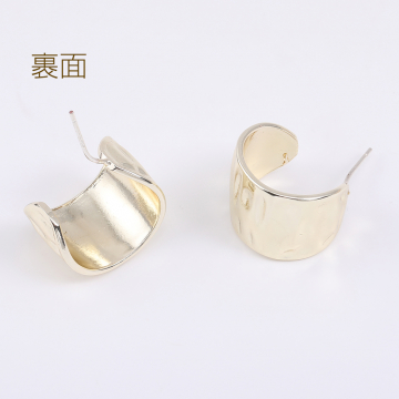 高品質デザインピアス Cフープ 14×18mm ライトゴールド（2ヶ）