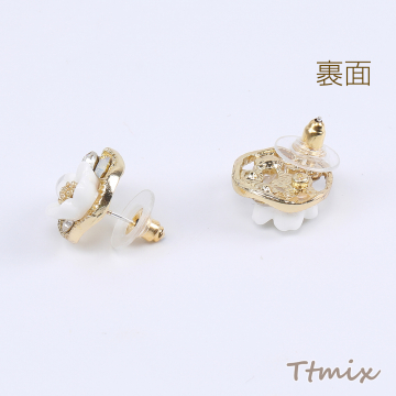 デザインピアス 変形ラウンドピアス 樹脂フラワーピアス 15mm ゴールド（1ペア）