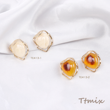 デザインピアス 樹脂付きピアス 不規則型ピアス 19×23mm（1ペア）