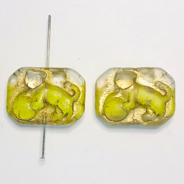 ボールを持ったチェコビーズ　猫 ブロンズグリーン 22x16mm （4ヶ）