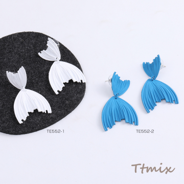 デザインピアス 魚の尾ピアス 30×50mm（1ペア）
