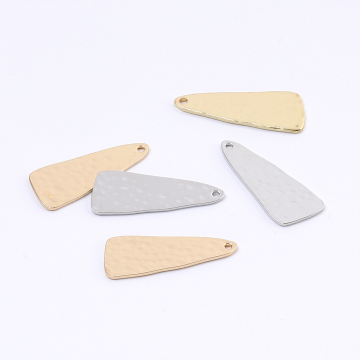 高品質プレートチャーム メタルチャーム メタルプレートチャーム 三角形 1穴 11×26mm（8ヶ）