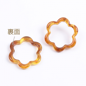 樹脂ピアス フラワー 32mm 琥珀色（2ヶ）