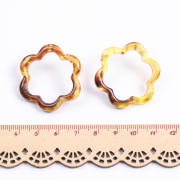 樹脂ピアス フラワー 32mm 琥珀色（2ヶ）