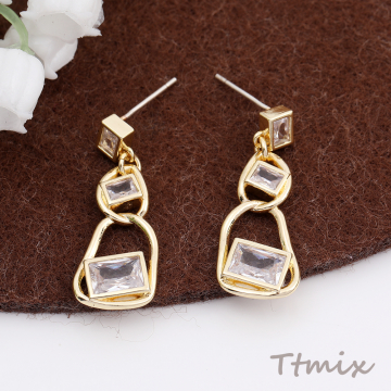 デザインピアス ジルコニアピアス 幾何学型 11×30mm ゴールド（1ペア）