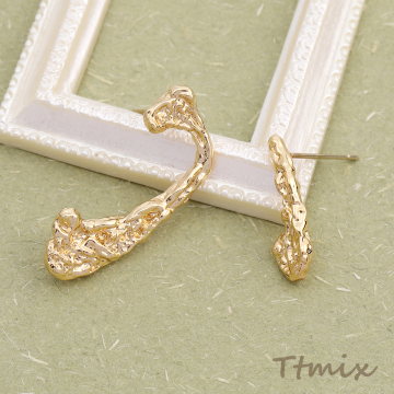 デザインピアス 不規則型 ゴールド（1ペア）