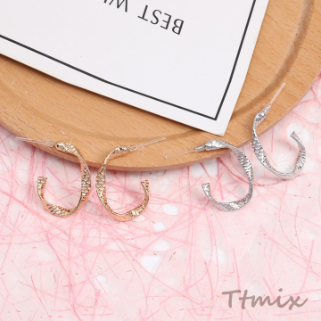 樹脂ポストピアス ツイストフープ 17×23mm（1ペア）