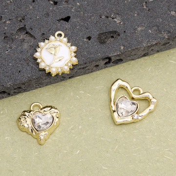 ラインストーンチャーム メタルチャーム ハート型 バラ ゴールド