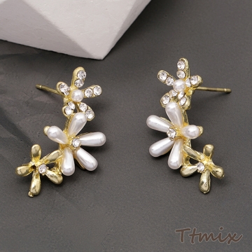 デザインピアス 3連フラワーのピアス ラインストーン＆パール付き 12×24mm（1ペア）