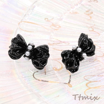 デザインピアス リボンのピアス パール付き 14×22mm ブラック（1ペア）