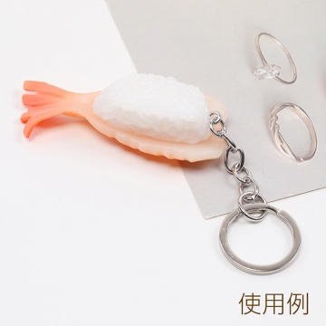 食品サンプル えび寿司 食品サンプルキーホルダーチャーム ミニチュアフード 海老寿司チャーム プラスチック製 カン付き 2.5×6.5cm（1ヶ）