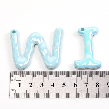 アルファベットチャーム アクリルチャーム 英文字 イニシャル ミックス オーロラカラー（4ヶ）