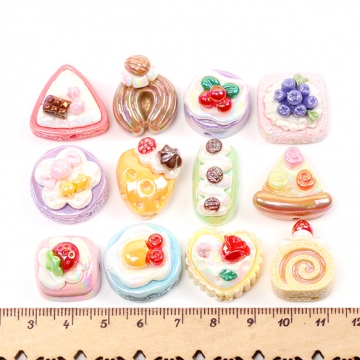アクリルビーズ 貼付け両用 ショートケーキ ロールケーキモチーフ スイーツビーズ 穴ありアソート 約18×24mm