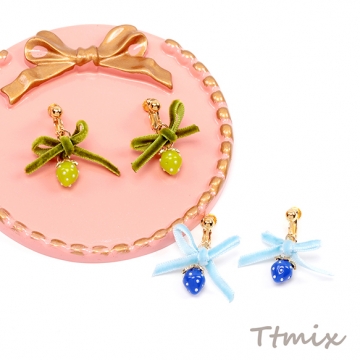 いちごのイヤリング 完成品 耳元に揺れる苺イヤリング いちごとリボンのネジバネイヤリング  約30×30mm （1ペア）