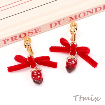 いちごのイヤリング 完成品 耳元に揺れる苺イヤリング いちごとリボンのネジバネイヤリング  約30×30mm （1ペア）