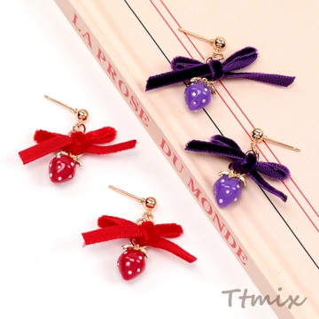 いちごのピアス 完成品 耳元に揺れるイチゴピアス いちごとリボンのピアス 約30×30mm （1ペア）