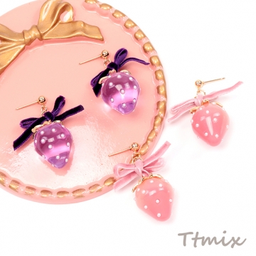 いちごのピアス 完成品 耳元に揺れるイチゴピアス いちごとリボンのピアス 約30×40mm （1ペア）