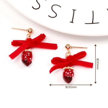 いちごのピアス 完成品 耳元に揺れるイチゴピアス いちごとリボンのピアス 約30×30mm （1ペア）