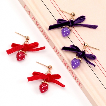 いちごのピアス 完成品 耳元に揺れるイチゴピアス いちごとリボンのピアス 約30×30mm （1ペア）