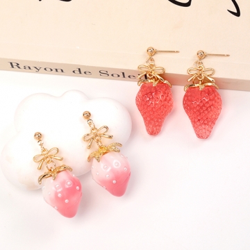 いちごのピアス 完成品 耳元に揺れるイチゴピアス メタルリボンパーツ付き 一粒苺ピアス 約18×40mm（1ペア）