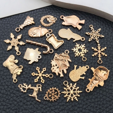 クリスマスチャーム サンタ 雪だるま トナカイ 杖 ツリー ギフトボックス 雪結晶 リース 長靴 約13×20mm（4ヶ）
