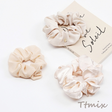 シュシュ ベージュ系 使いやすいデザイン 通勤 通学 おでかけ ヘアアレンジ ヘアゴム 髪飾り 髪アップ （1個）