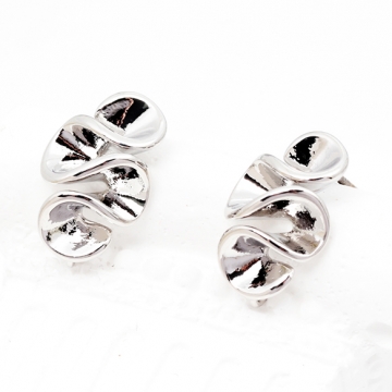 デザインピアス 花びらのようなウェーブ デザイン レディースピアス キャッチ付き 裏カン付き 約8×13mm（1ペア）
