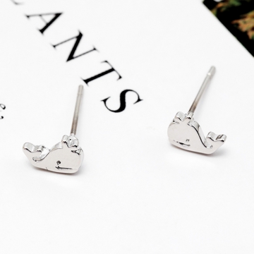 デザインピアス クジラモチーフ マリンピアス キャッチ付き 裏カン付き 約4.5×7mm（1ペア）