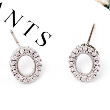 デザインピアス オーバル型 リングピアス フレームピアス キラキラストーン付き エレガント 華やか 約9×11mm（1ペア）