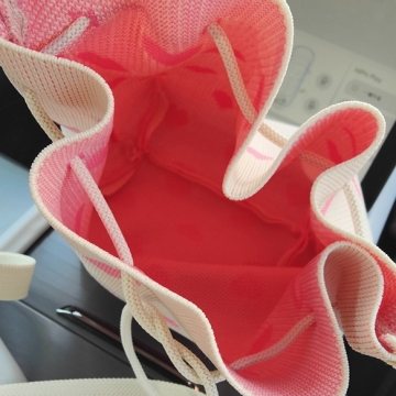 ニットバッグ ニットショルダーバッグ 肩掛け 斜め掛け オールシーズン使いやすい マルシェバッグ おしゃれ 巾着デザイン  約28×26cm（1ヶ）