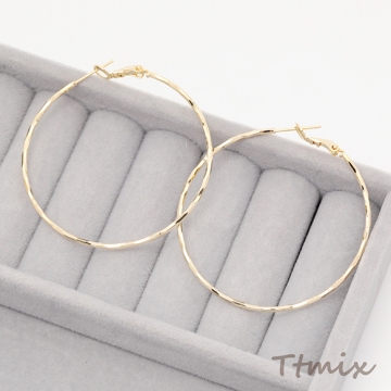 フープピアス リングワイヤーピアス 大きめリング 多面カット キラキラ おしゃれ メタルピアス 約1.5×50mm（1ペア）