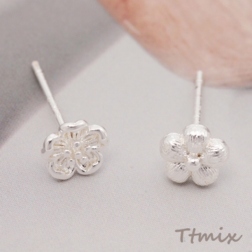 デザインピアス フラワー お花 アシンメトリー ワンポイントピアス メタルピアス 約6.5mm（1ペア）