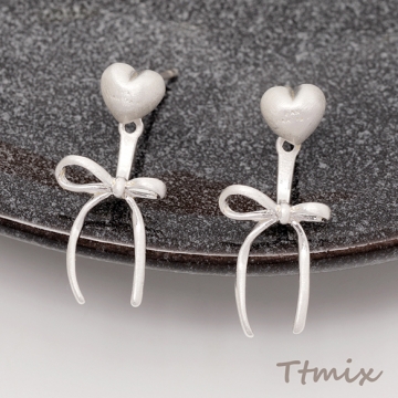 デザインピアス ぷっくり ハート 耳の後ろに取り付け可能なリボン飾り付き メタルピアス 約10×24mm（1ペア）