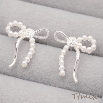 デザインピアス リボン パールとバラの飾り シンプル ワンポイントピアス メタルピアス 約17×19mm（1ペア）