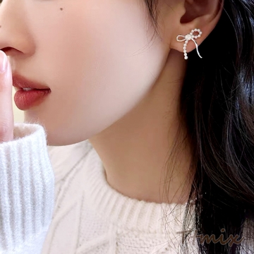 デザインピアス リボン パールとバラの飾り シンプル ワンポイントピアス メタルピアス 約17×19mm（1ペア）