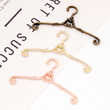 ミニチュアハンガー アンティーク風 レトロ 人形用 洋服ハンガー モールドール 約6.5cm（4ヶ）