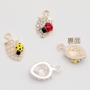 メタルいちごチャーム イチゴ 苺 てんとう虫 ラインストーン/ABSパール付き 半面 メタルチャーム 約9×16mm（2ヶ）