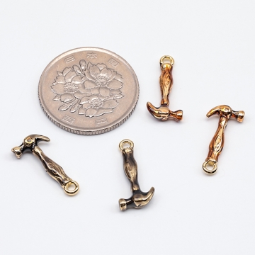 エポチャーム ハンマーモチーフ トンカチ ハンマー 金槌  かなづちチャーム 工具チャーム 1カン 約8×17mm (2ヶ)