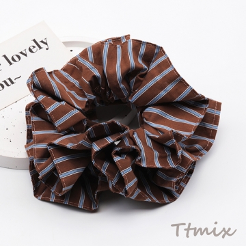 シュシュ ひらひらフリル ストライプ模様 エレガント ピンク ブラウン 髪留め ヘアアクセサリー（1ヶ）