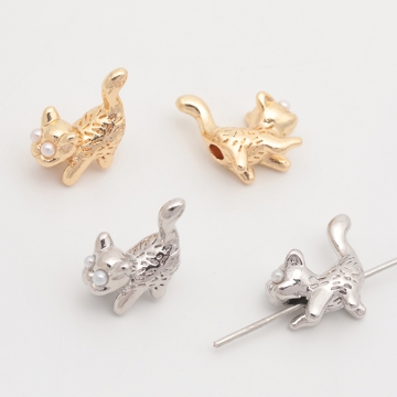 スペーサービーズ ABSパール付き ネコ こねこ 猫 横向き おさんぽ 立体 メタルビーズ 約13×13mm（6ヶ）